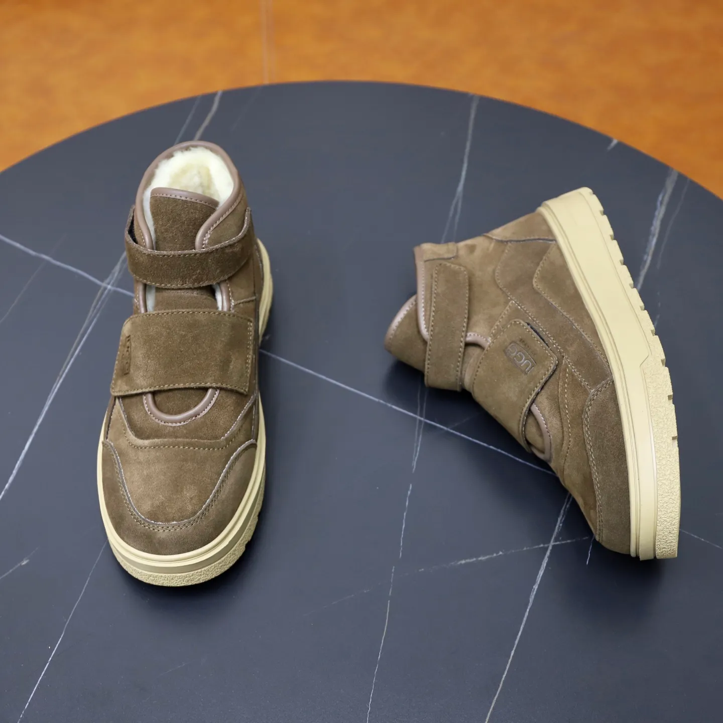 Ex-factory price: 600💰Thick wool imported from Australia Brand: UGG genuine purchase Size: 39-44 Grade: Official website 1:1 Material: First layer of genuine leather waterproof and antifreeze upper Real wool lining Original non-slip soft wear-resistant outsole Style category: Men's casual shoes Trendy style Comfortable on the feet Color: Official website color synchronization